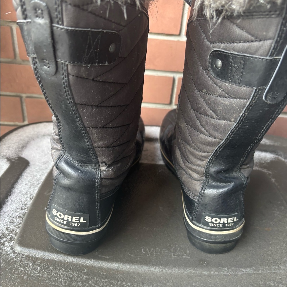 Sorel Black and Gray Winter Boots with Fur - Picture 4 of 8